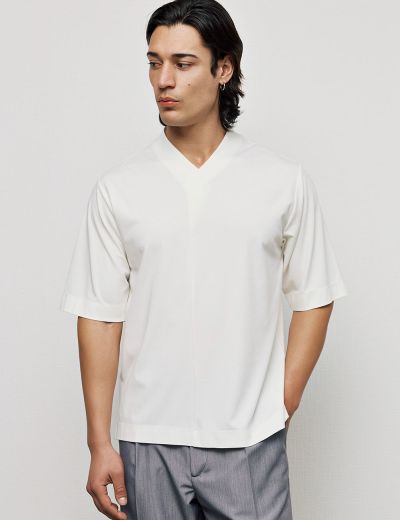 Λευκή κοντομάνικη σατέν μπλούζα με ιδιαίτερη λαιμόκοψη