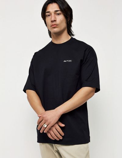 Μαύρη κοντομάνικη μπλούζα με τύπωμα στην πλάτη