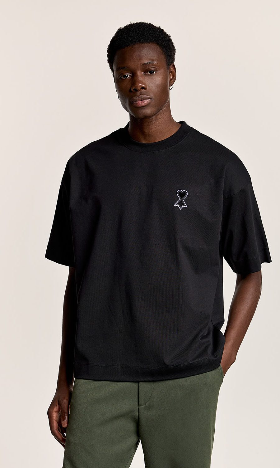 black t-shirt me kenthma kardia maurh sto stithos picoc essentials basic tshirts 2024 fall winter total black collection