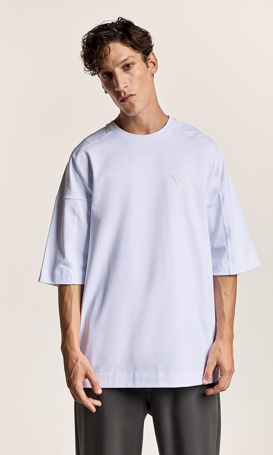 all white t-shirt me tupwma sto stithos picoc essentials basic tshirts 2024 fall winter oversized fit relaxed fit boxy fit essentials xeimwnas reglan maniki me ekswterikes rafes